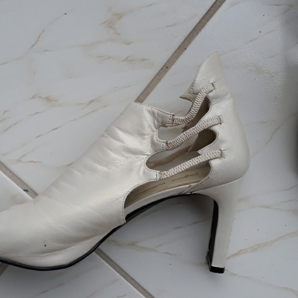 Ladies Stephanie collection Ivory sandals - Picture 2 of 4